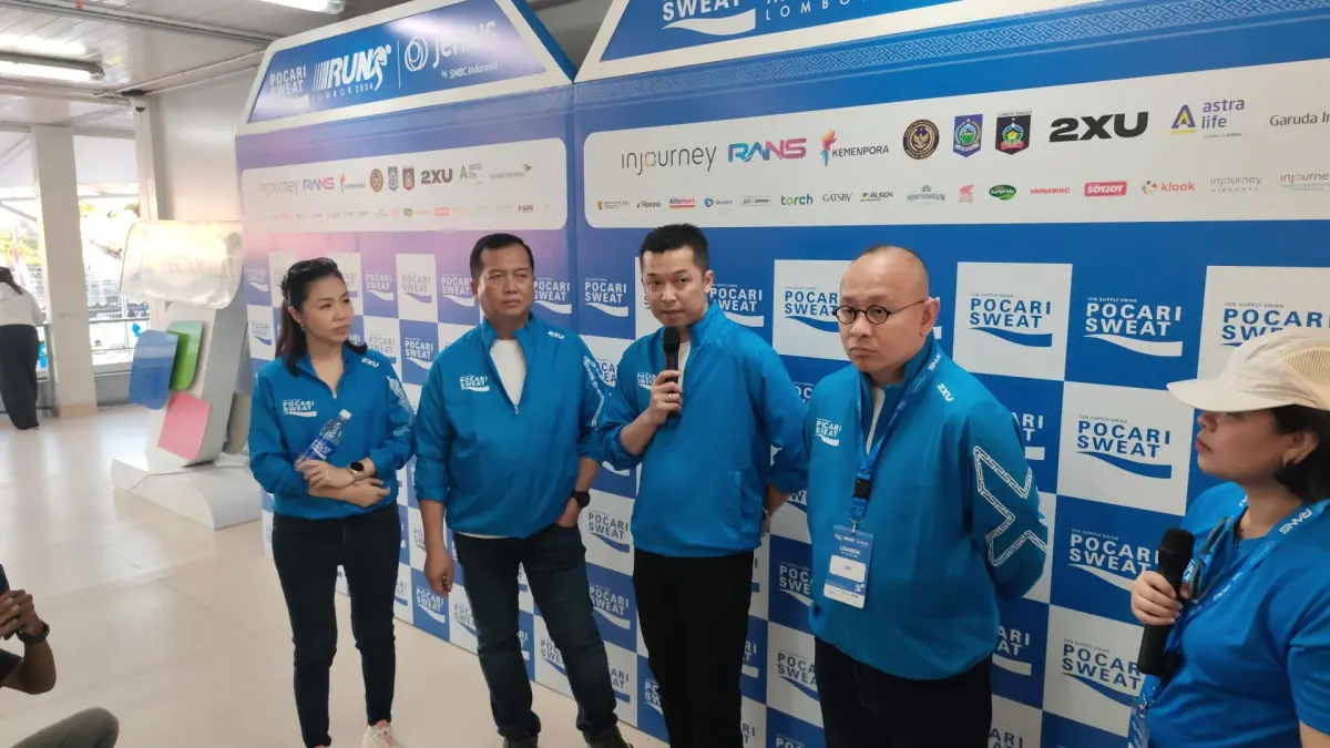 POCARI SWEAT RUN 2026: Wamenpora RI Taufik Hidayat (tengah) menyebut olahraga kini bukan lagi sekadar gaya hidup, melainkan instrumen efektif penggerak ekonomi daerah.
