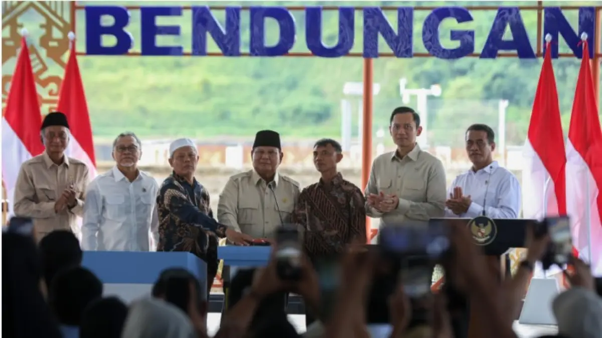 RESMIKAN: Presiden Prabowo didampingi sejumlah menteri saat meresmikan Bendungan Meninting di Kabupaten Lombok Barat, NTB, Jumat (10/7). (IVAN/LOMBOK POST)