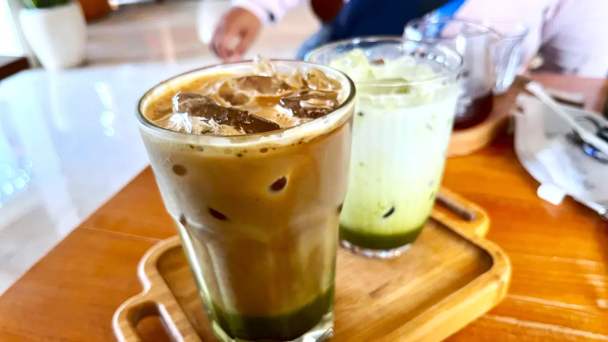 SENSASI BARU: Minuman Iced Coffee Matcha Latte ditawarkan Ratih Coffee and Eatery di Mataram. (FERIAL/LOMBOK POST)
