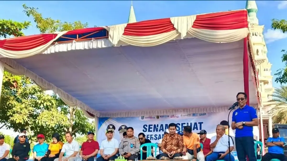 SOSIALISASI PAJAK: Sekda Lombok Timur M Juaini Taufik saat sosialisasi opsen pajak kendaraan di Taman Tugu Selong bersama sejumlah OPD