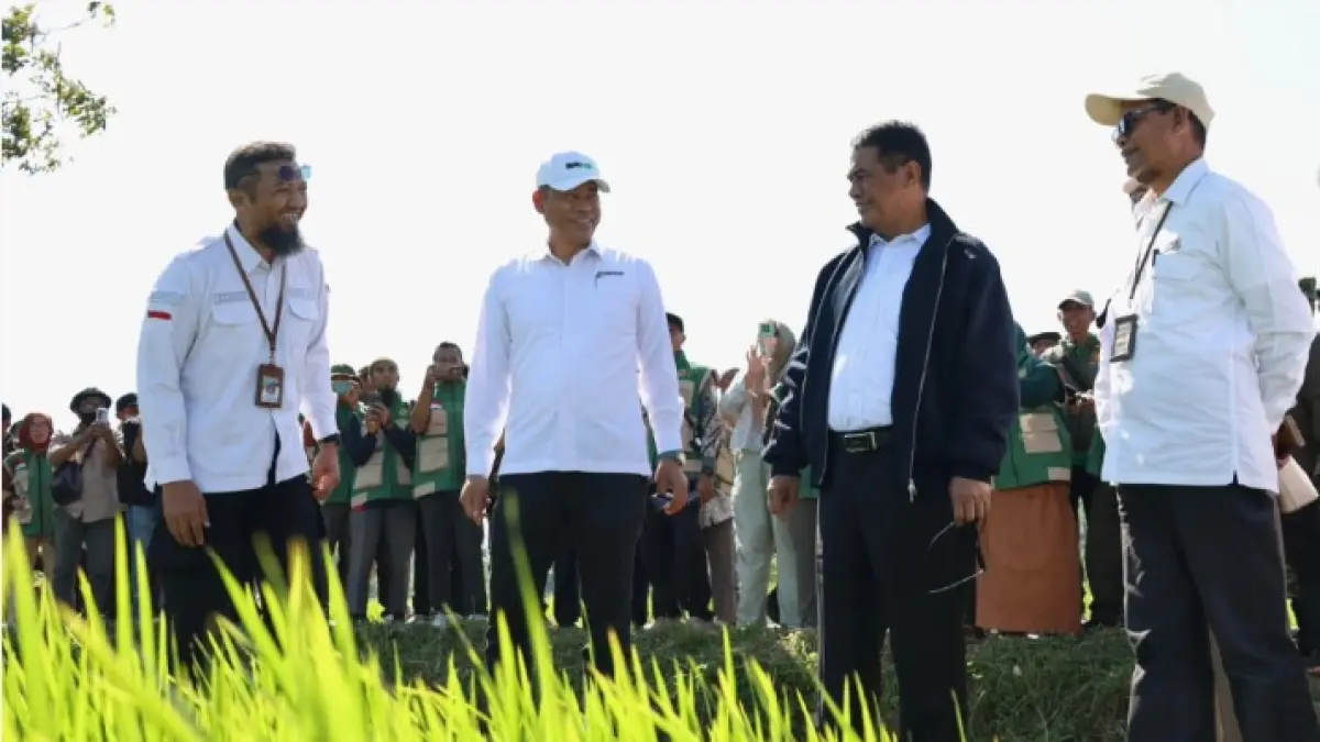 SWASEMBADA: Menteri Pertanian Andi Amran Sulaiman (dua dari kanan depan) saat meninjau pertanaman padi PM-AAS di Desa Bunkate, Kecamatan Jonggat, Kabupaten Lombok Tengah, NTB, Jumat (10/7). (IST/LOMBOKPOST)