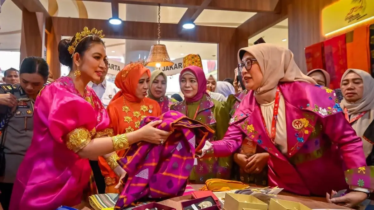 TERPUKAU: Ketua Umum Dekranas Selvi Gibran Rakabuming (kiri) saat mengunjungi sekaligus membeli kain tenun Lombok Utara di stan Dekranasda NTB dalam kegiatan puncak HUT ke 46 Dekranas di Makasar, Jumat (10/7).