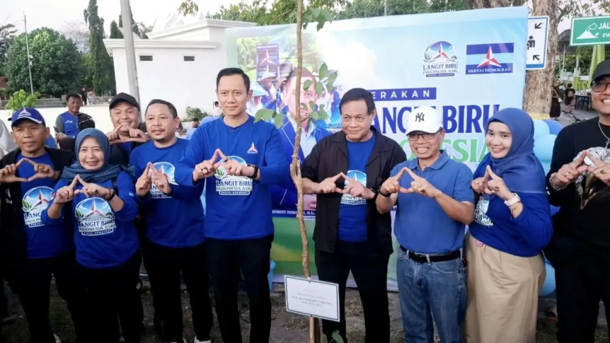 Ketua Umum Partai Demokrat Agus Harimurti Yudhoyono (AHY) didampingi Anggota DPR RI Fraksi Demokrat Nanang Samoedra serta pengurus DPD dan DPC Demokrat dalam kegiatan gerakan nasional "Langit Biru Indonesia Asri" di Pantai Ampenan, Kota Mataram, Jumat (10/7).