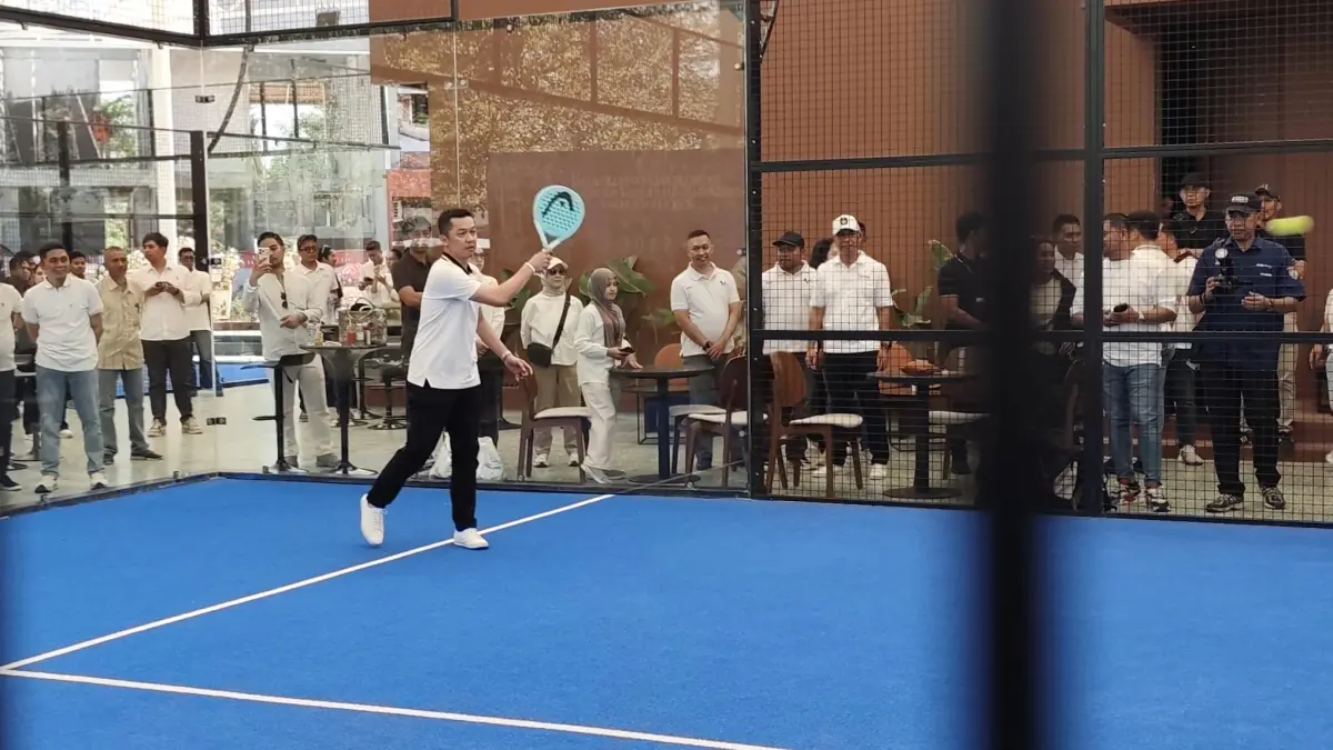 Wamenpora RI Taufik Hidayat menjajal olahraga padel usai meresmikan Sade Social Space di The Mandalika, Kita, Pujut, Lombok Tengah, Sabtu (11/7). 
