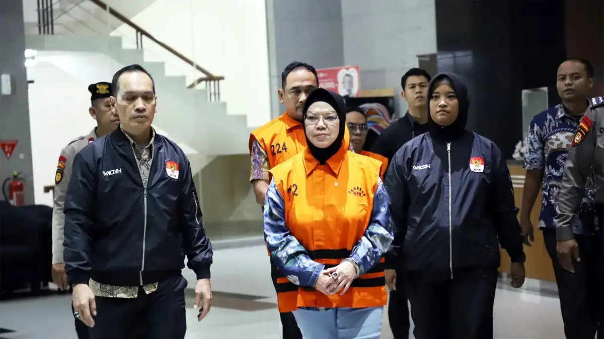 Bupati Sukoharjo Etik Suryani mengenakan rompi tahanan usai menjalani pemeriksaan di Gedung Merah Putih KPK, Jakarta, Sabtu (11/7/2026). (Dery Ridwansah/ JawaPos.com).