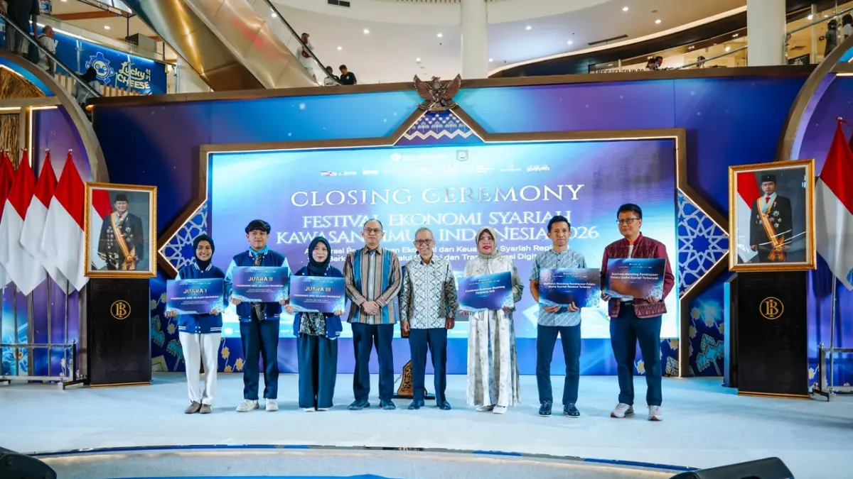 CLOSING CEREMONY: Kepala KPwBI NTB Hario K Pamungkas (empat dari kiri) dan Sekda NTB Abul Chair (empat dari kanan) berfoto bersama para juara dalam kegiatan closing ceremony FESyar KTI 2026, di atrium LEM, Minggu (12/7). (BI NTB)