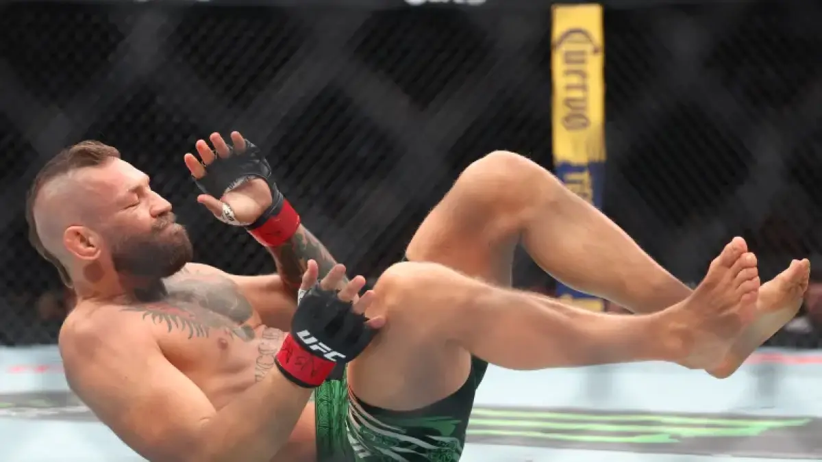 Conor McGregor di UFC 329 mengalami cedera serius pada lutut kanan saat menghadapi Max Holloway di T-Mobile Arena, Las Vegas, Amerika Serikat, Minggu (12/7). (AFP PHOTO)