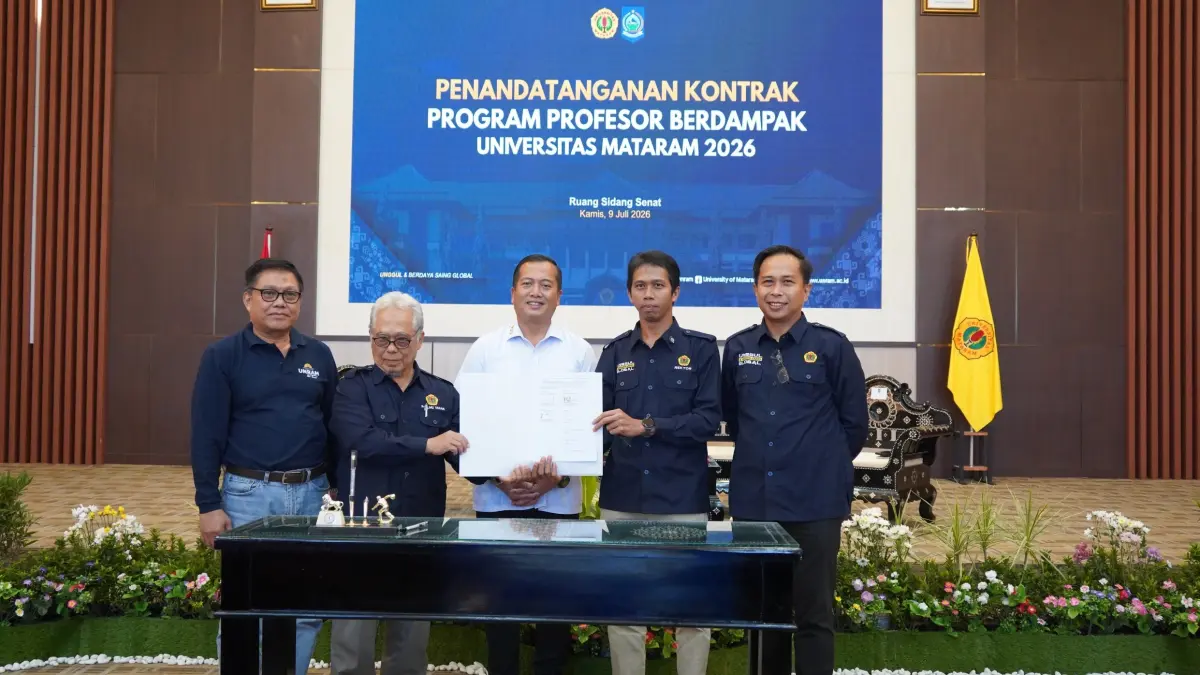 PROFESOR BERDAMPAK: Rektor Unram Prof Sukardi (dua dari kanan) dan Gubernur NTB Lalu Muhamad Iqbal (tiga dari kanan) menandatangani kontrak Program Profesor Berdampak sekaligus menandai komitmen bersama antara Unram dan Pemprov NTB dalam menjadikan perguruan tinggi sebagai mitra strategis pembangunan daerah di Unram, Kamis (9/7).

