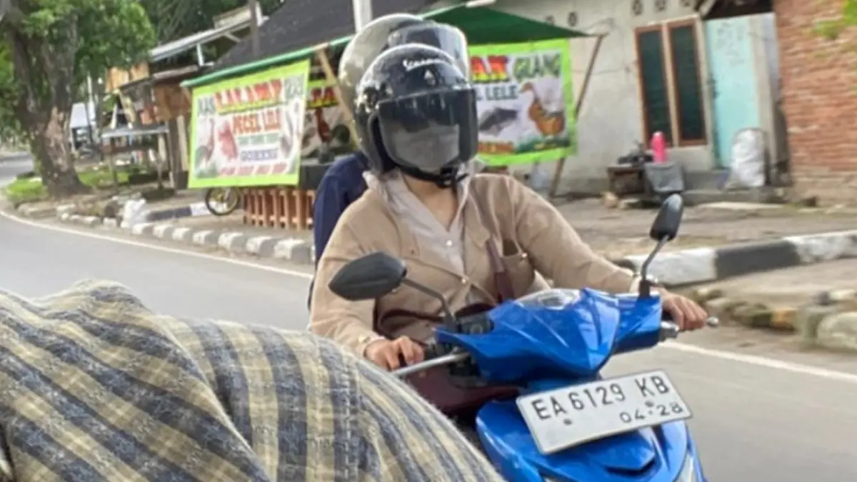 INI SEPEDA MOTORNYA: Korban pembunuhan Nadya menggunakan sepeda motornya sendiri sebelum ditemukan meninggal di kamar kosnya, wilayah Gomong, Kota Mataram. (ANTON FOR LOMBOK POST)