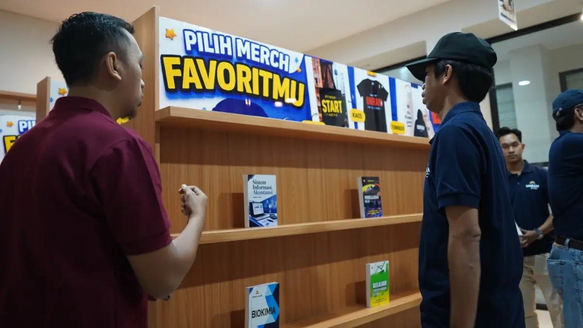 INOVATIF: Rektor Unram Prof Sukardi (pakai topi) pada saat peluncuran Book Store Digital dan Merchandise di Gedung Rektorat Unram, Kamis (9/7).