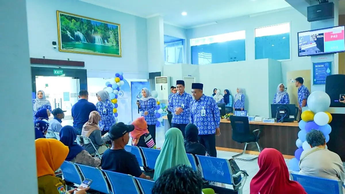 OPTIMALKAN PELAYANAN: Dirut PAM Giri Menang (Perseroda) Sudirman saat menyapa para pelanggan. PAM Giri Menang berkomitmen memberikan pelayanan maksimal kepada para pelanggan. (Foto: Toni/Lombok Post)