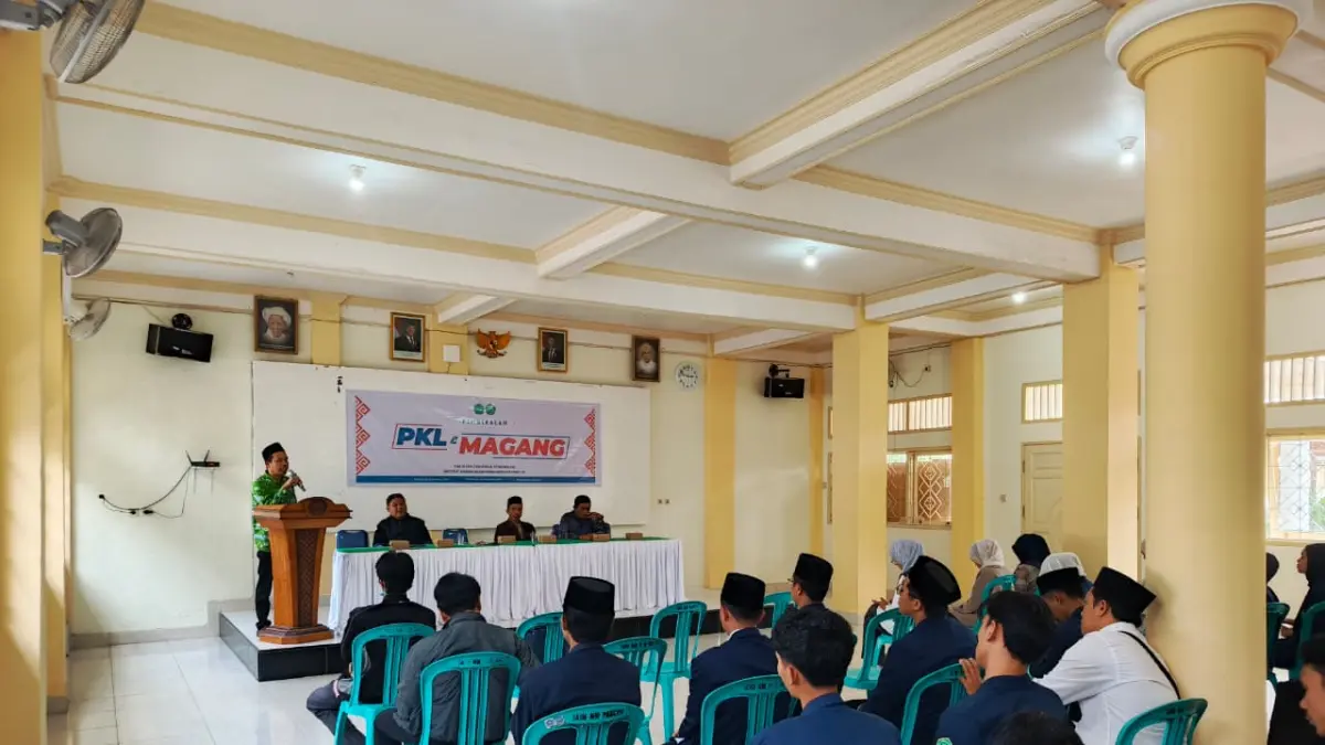 PEMBEKALAN: Wakil Rektor 1 IAIH Pancor saat memberikan pembekalan kepda mahasiswa yang akan magang. 