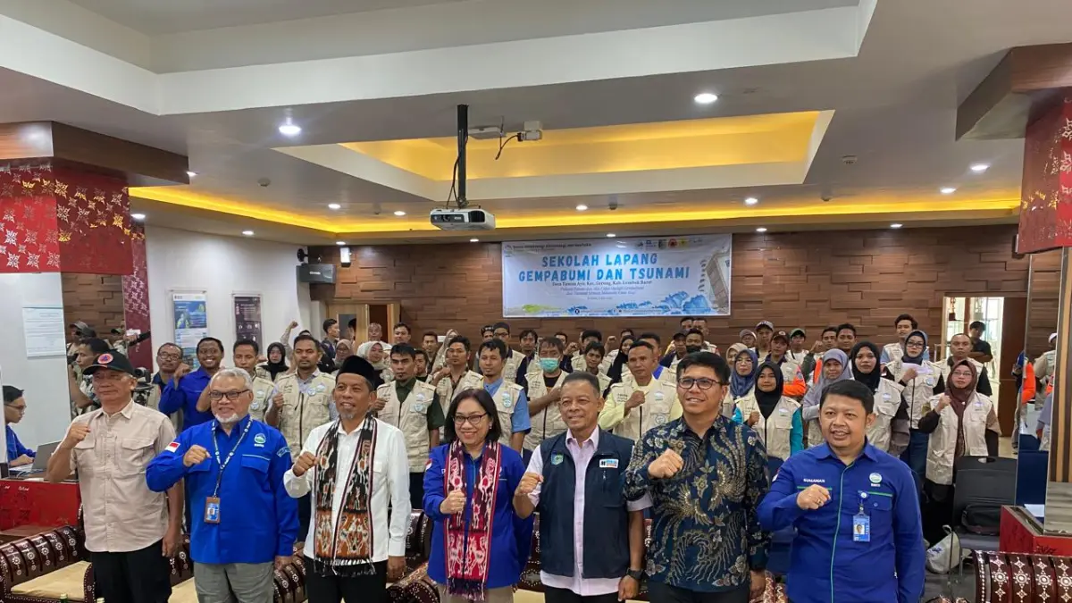 SIAGA BENCANA DI OBJEK VITAL: Anggota DPR RI Abdul Hadi (tiga dari kiri), Deputi Bidang Geofisika BMKG dr. Nelly Florida Riama (tengah), Manajer PLN Indonesia Power UBP Jeranjang Yunisetya Ariwibawa (dua dari kanan), Asisten III Setda Lobar Fauzan Husniadi (tiga dari kanan) saat membuka acara SLG di Aula PLTU Jeranjang, Desa Taman Ayu, Sabtu (11/7). (Foto: Toni/Lombok Post)
