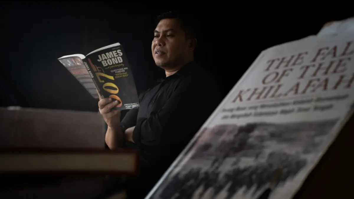 Abd Rachman tengah membaca buku. 