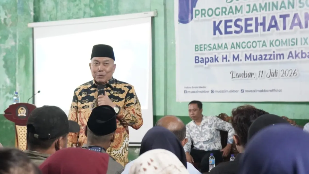 Anggota Komisi IX DPR RI Muazzim Akbar (berdiri) menyampaikan pentingnya program Jaminan Kesehatan Nasional (JKN) kepada masyarakat di Desa Jembatan Kembar, Kecamatan Lembar, Lobar, Sabtu lalu (11/7).