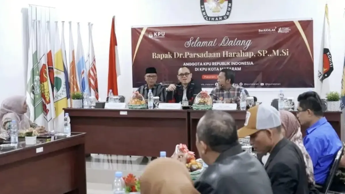 Anggota KPU RI Divisi Sumber Daya Manusia Parsadaan Harahap didampingi Ketua KPU NTB Muhammad Khuwailid dalam kunjungan kerjanya ke KPU Kota Mataram, Kamis-Jumat lalu (9-10/7).