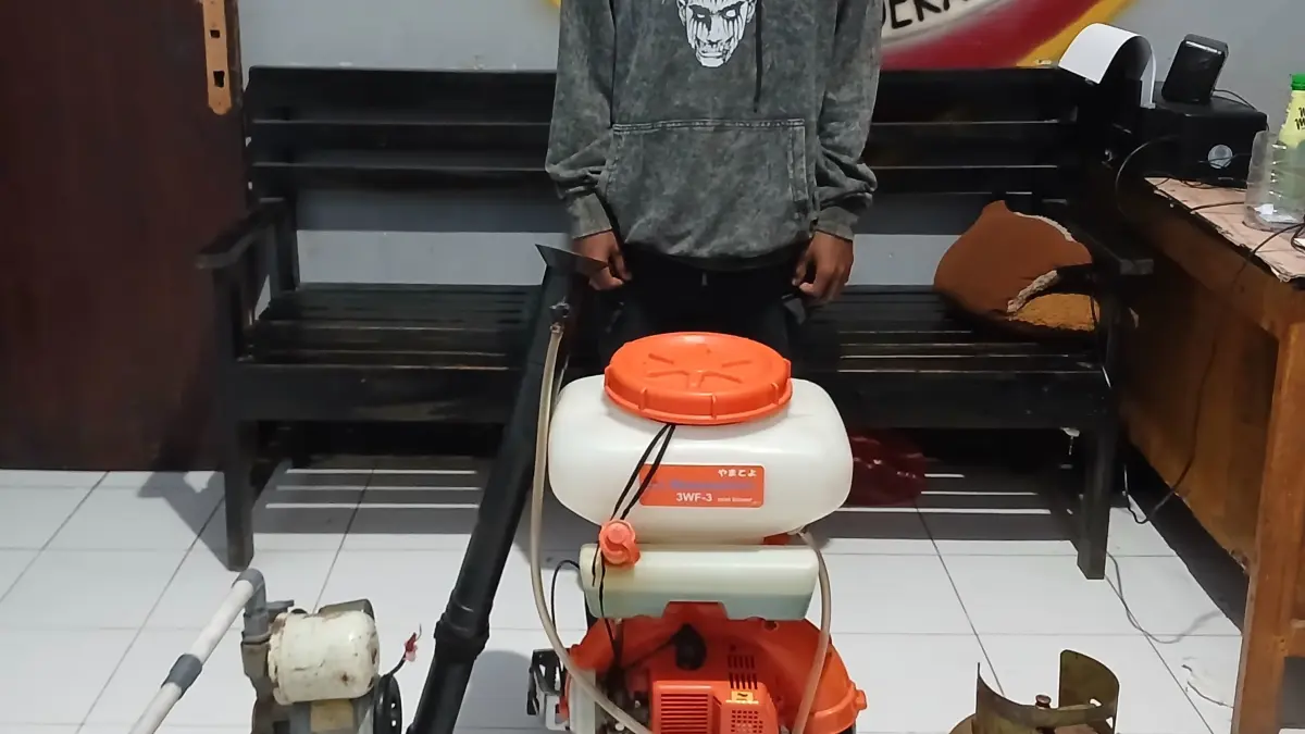 Anggota Polsek Pekat mengamankan barang bukti curian dari tangan pelaku LK, beberapa hari lalu. (Dok Polsek Pekat)