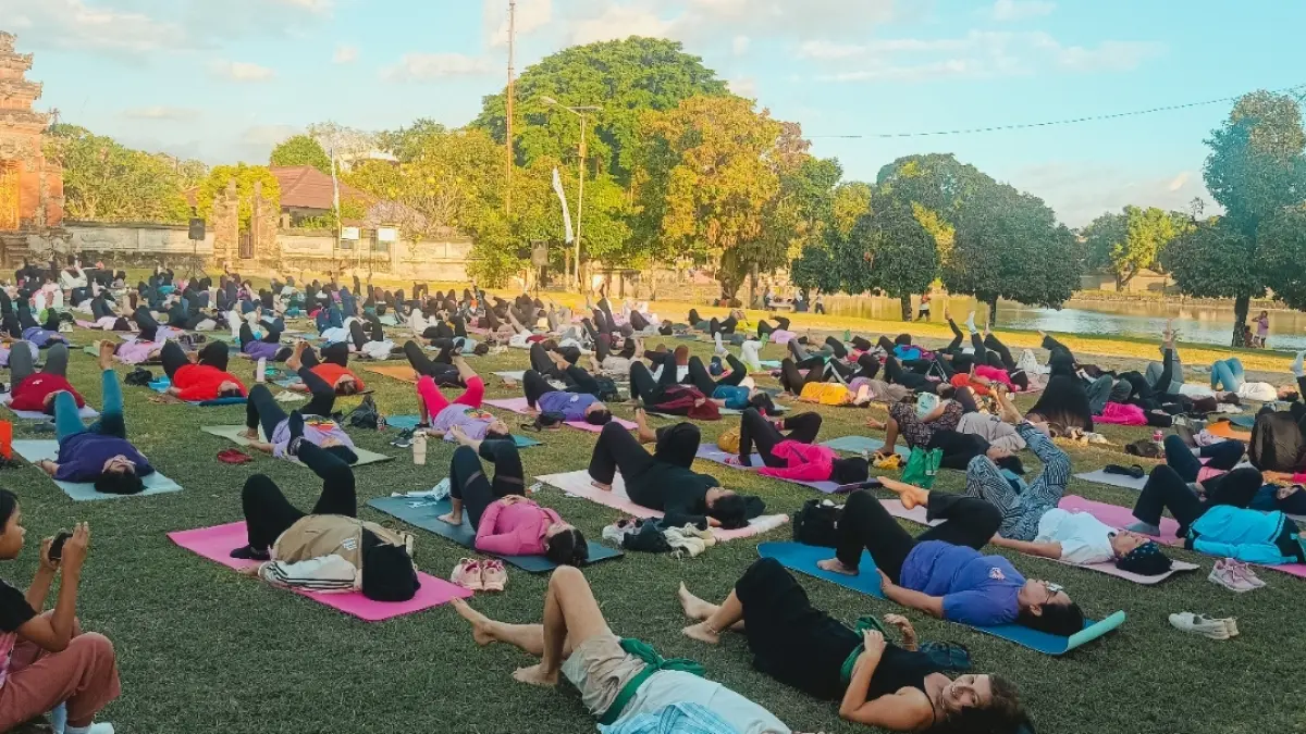 Antusias tinggi warga masyarakat dan wisatawan beryoga di Mayura yang merupakan program Wellness Tourism yang digagas Dinas Pariwisata Kota Mataram, Rabu (8/7).&nbsp;
