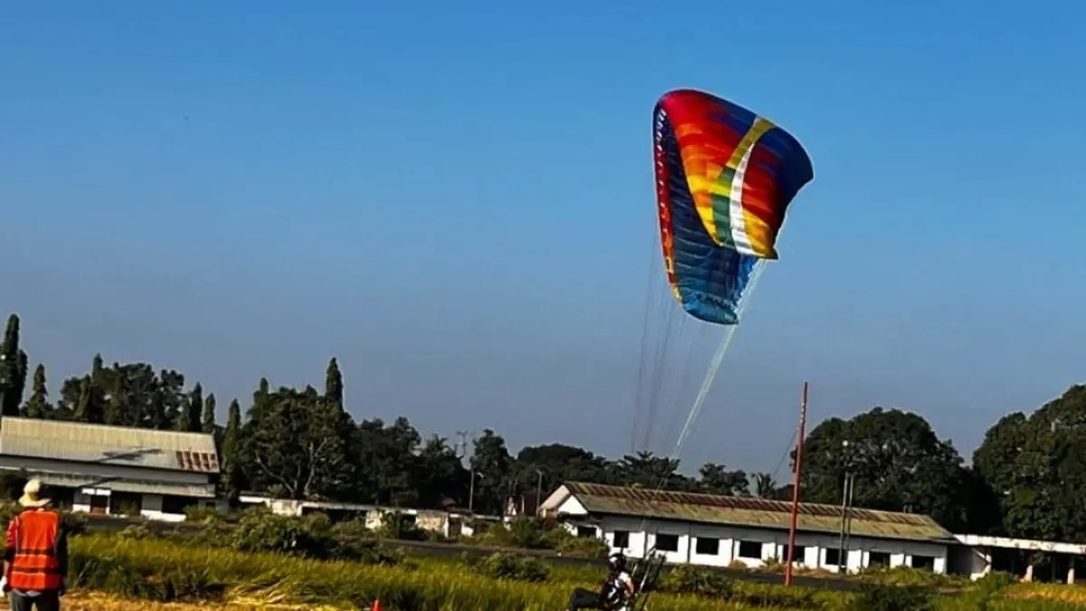 Atlet paramotor dari kabupaten dan kota bersaing di Ex Bandara Selaparang untuk memperebutkan medali emas Porprov.