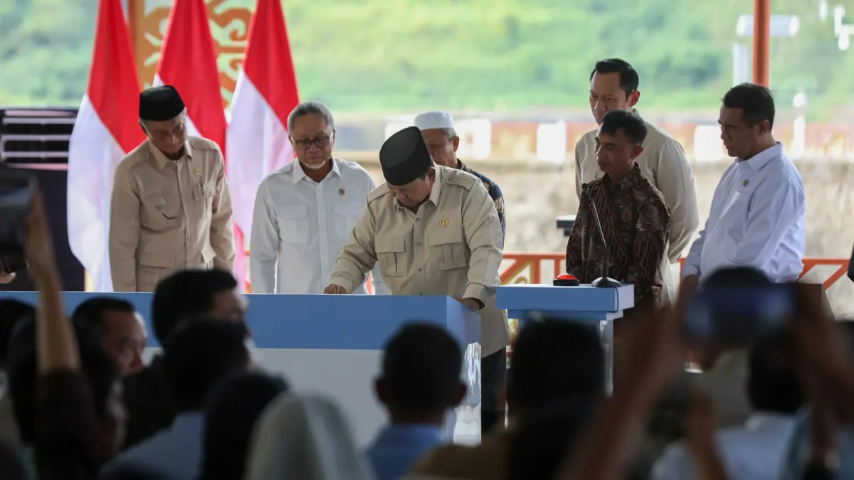 BAGIAN PSN: Presiden Prabowo Subianto, saat membubuhkan tanda tangannya di peresmian Bendungan Meninting dan empat yang lainnya sekaligus, di Lombok Barat, Jumat lalu (10/7). (IVAN/LOMBOK POST)