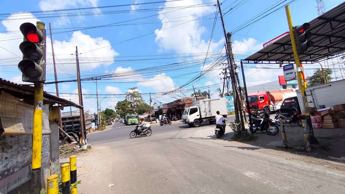 BERFUNGSI: Traffic light pada simpang empat Kopang Lombok Tengah akhirnya berfungsi kembali, pekan lalu.