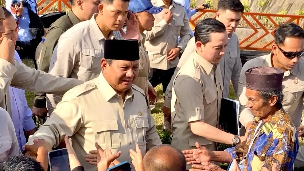 BERI INSSTRUKSI: Presiden RI Prabowo Subianto saat meresmikan Bendungan Meninting Jumat (10/7) lalu. (Foto: Toni/Lombok Post)
