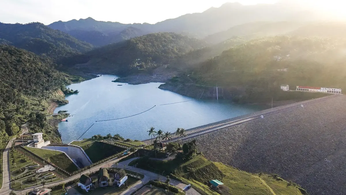DUKUNG KETAHANAN PANGAN: Foto udara lanskap Bendungan Meninting di Lombok Barat ini senilai Rp 1,42 triliun, mampu menampung 12,01 juta meter kubik air dengan luas genangan mencapai 49,16 hektare. (IVAN/LOMBOK POST)