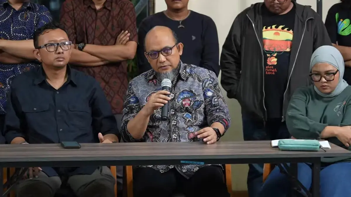 Eks Penyidik Senior KPK Novel Baswedan (duduk, tengah) menyampaikan pernyataan sikap atas penyiraman air keras terhadap aktivis KontraS Andrie Yunus, Jumat (13/3/2026). (YouTube Yayasan LBH Indonesia)