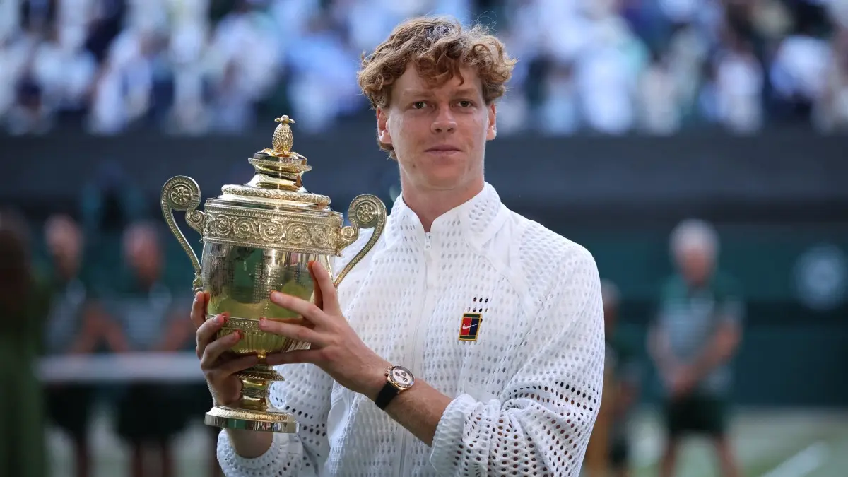 Jannik Sinner sukses mempertahankan gelar Wimbledon 2026 usai mengalahkan Alexander Zverev dan meraih gelar Grand Slam kelimanya. (Photo by AFP)