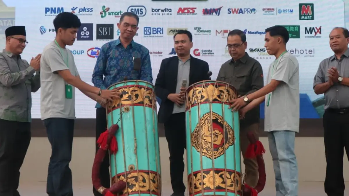 JOB FAIR: Kepala LLDIKTI Wilayah VIII I Gusti Lanang Bagus Eratodi (tiga dari kiri) bersama Kepala Disnakertrans NTB Aidy Furqan (tiga dari kanan) membuka Job Fair diadakan ICCN NTB di UIN Mataram, Sabtu (11/7).


