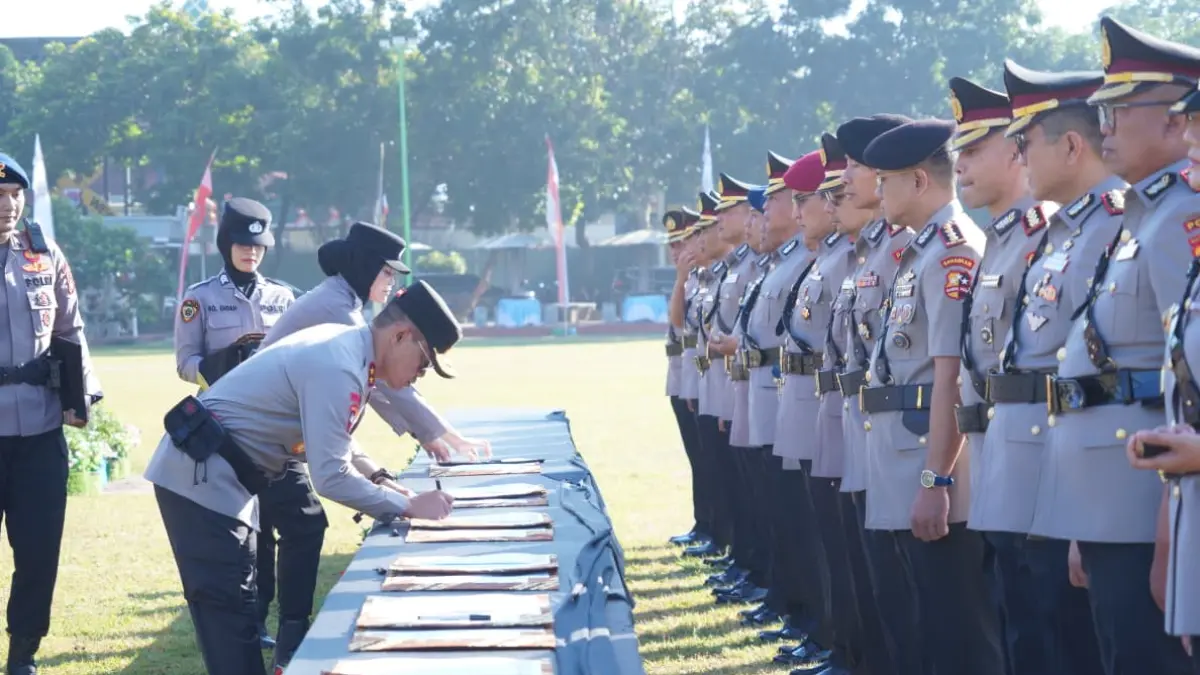 Kapolda NTB Irjen Pol. Kalingga Rendra Raharja menandatangani berita acara sertijab pejabat utama dan kapolres baru di lingkungan Polda NTB, Senin (13/7).