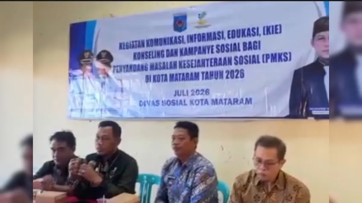 Kepala Dinas Sosial Kota Mataram Muzakkir Walad memimpin langsung acara kegiatan Komunikasi, Informasi, dan Edukasi (KIE), konseling, serta kampanye sosial bagi PMKS di Kota Mataram yang digelar di Kelurahan Mandalika, Rabu (9/7). 