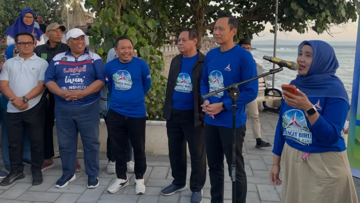 Ketua DPC Partai Demokrat Kota Mataram Sinta Primasari saat menyambut kedatangan Menko Infra Agus Harimurti Yudhoyono (AHY) di pantai Boom Ampenan.