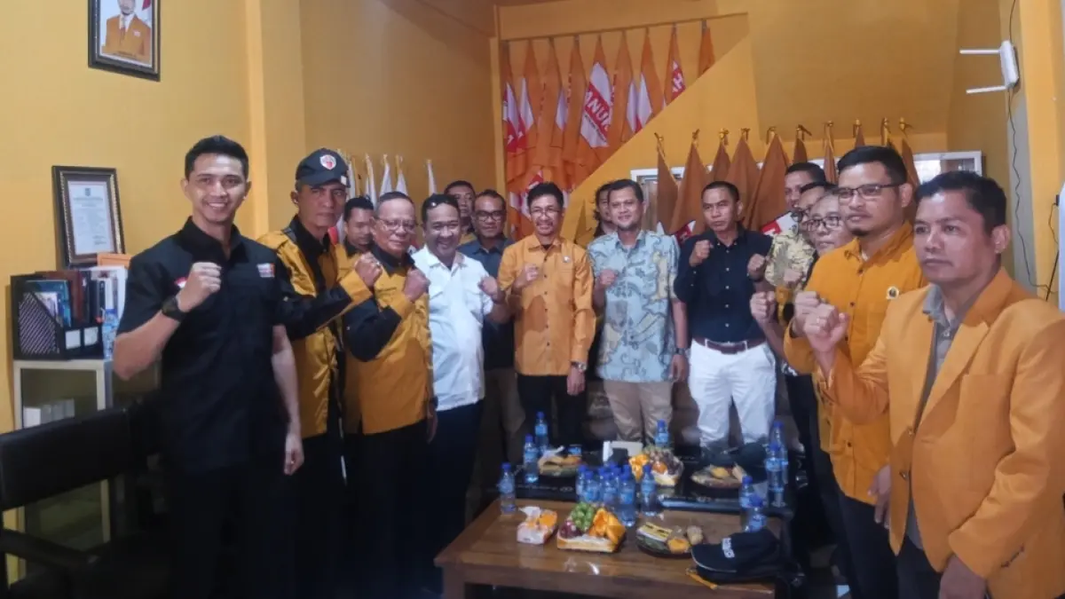 Ketua DPD Hanura NTB Ahmad Dahlan dan Ketua Bawaslu NTB Itratip berfoto bersama usai konsolidasi demokrasi di kantor Hanura NTB, Senin (13/7).
