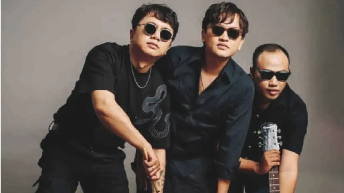 MUSIK DAN SEPAK BOLA: Aggy Eka Ressy (tengah) dan Restart Rovers. (Dok Pribadi)