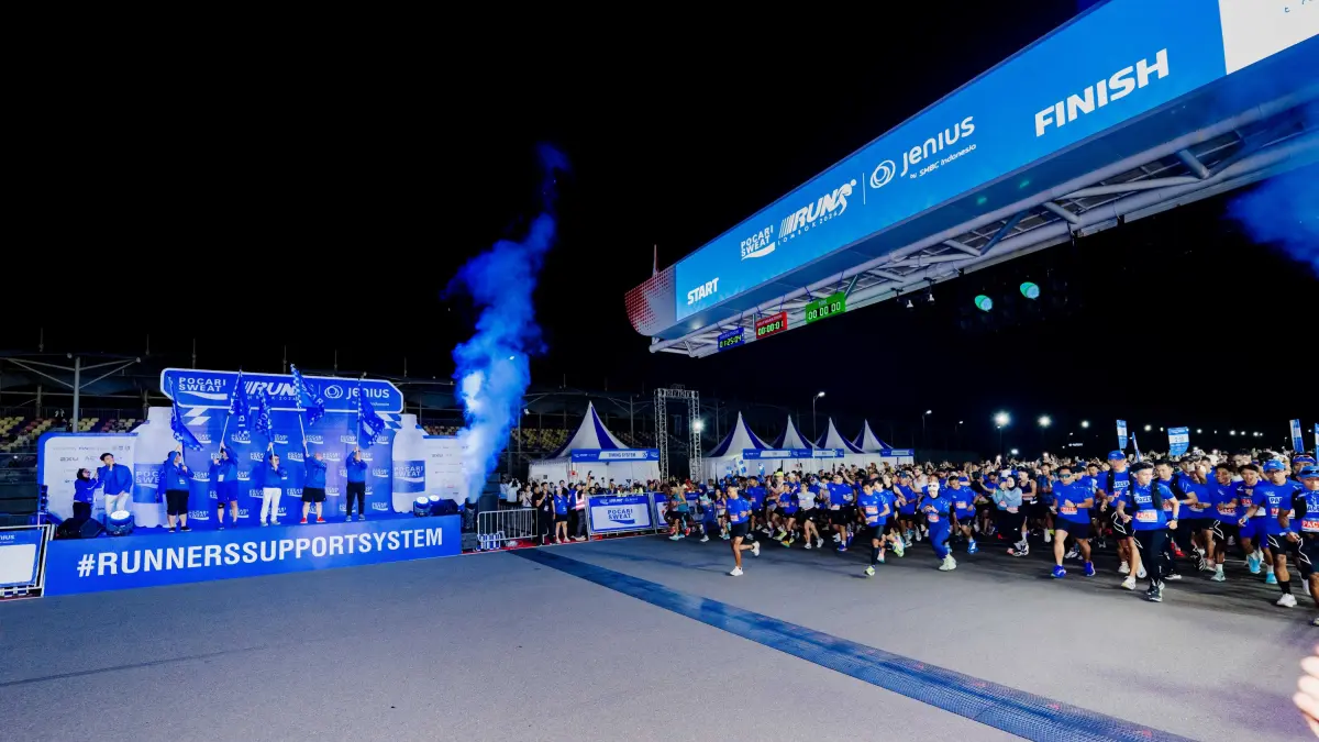 Pelari kategori Half Marathon memulai dari garis start. 