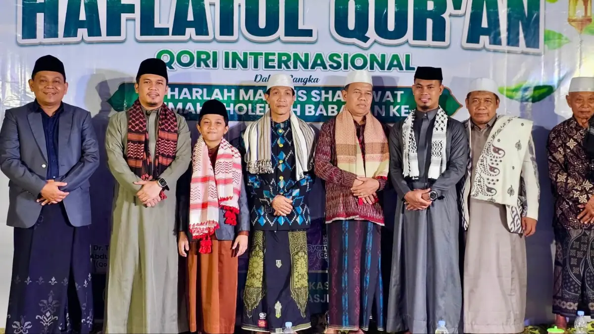 Pembina Majelis Shalawat Ummah Sholehah, Herman (paling kiri) dan para Qari Internasional dan sejumlah tokoh Babakan berfoto bersama, Senin (6/7).  