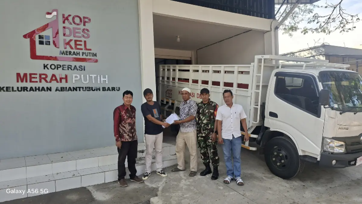 Penyerahan truk untuk koperasi merah putih abiantubuh baru