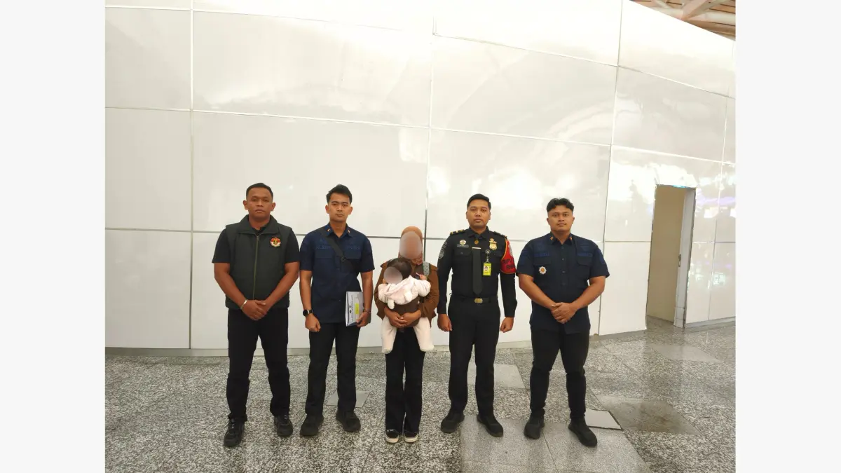 Petugas Imigrasi Bima mendeportasi balita melalui Bandara Internasional I Gusti Ngurah Rai Bali dengan pesawat tujuan Malaysia, Rabu (8/7).