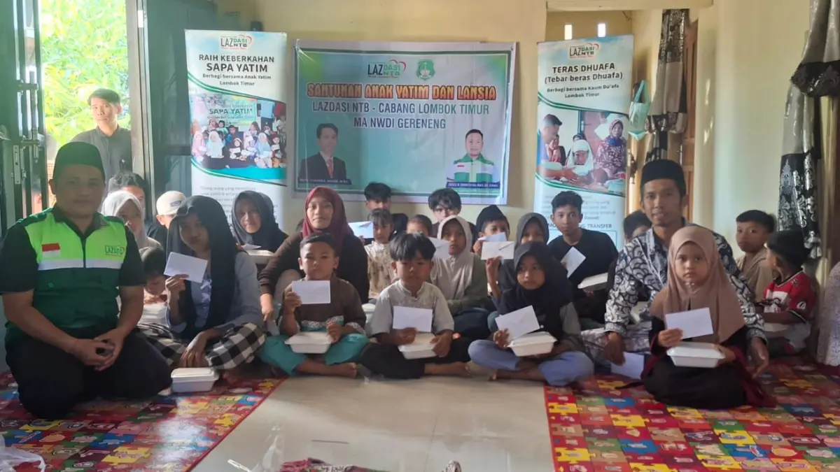 SANTUNI: Puluhan anak yatim dan kaum duafa saat menerima santunan sembako dan uang tunai dari MA NWDI Gereneng bersama LAZ DASI NTB Cabang Lombok Timur. 