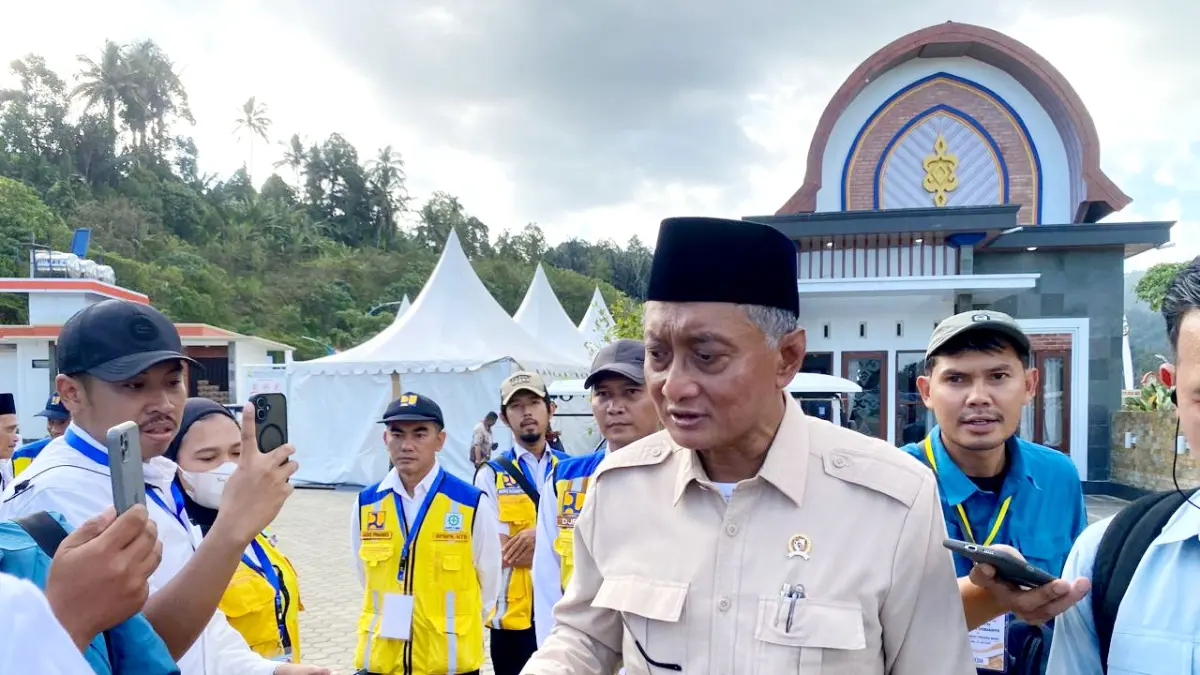 SIAP BANGUN INFRASTRUKTUR: Menteri PU Dody Hanggodo saat peresmian Bendungan Meninting Lombok Barat, Jumat (10/7). (Foto: Toni/Lombok Post)