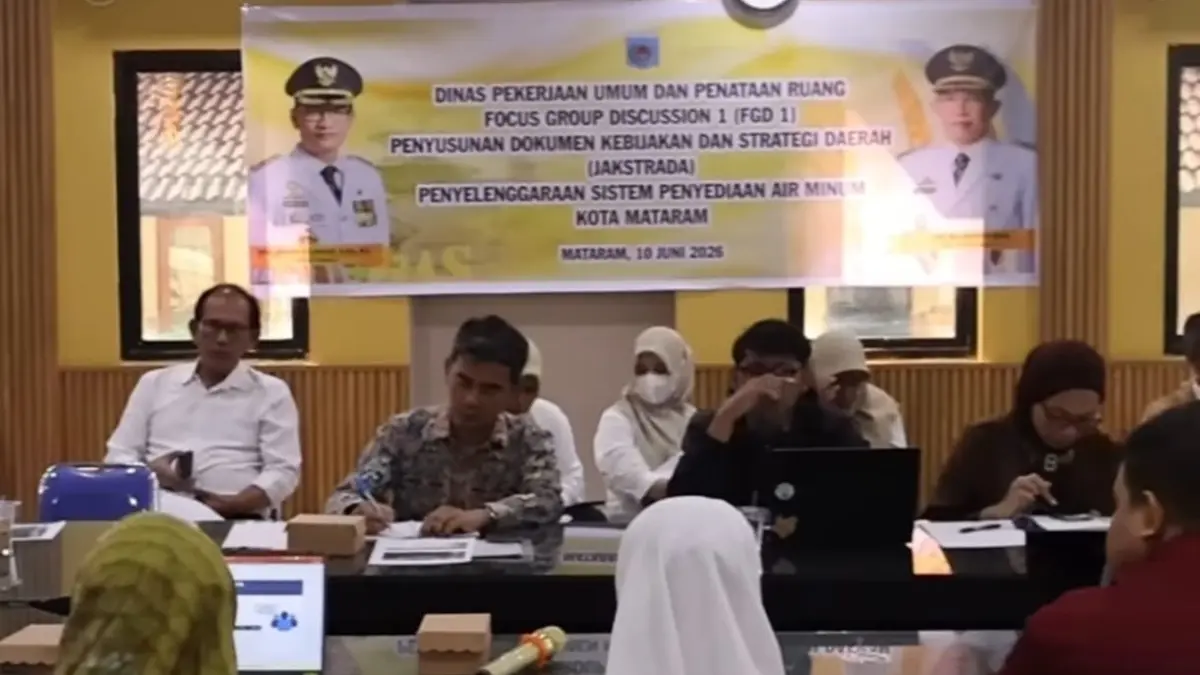 Suasana Focus Group Discussion (FGD) I pada 10 Juni 2016 dipimpin langsung Kepala Dinas PUPR Lale Widiahning. Melibatkan berbagai pemangku kepentingan sebagai upaya merumuskan arah kebijakan penyediaan air minum yang berkelanjutan.