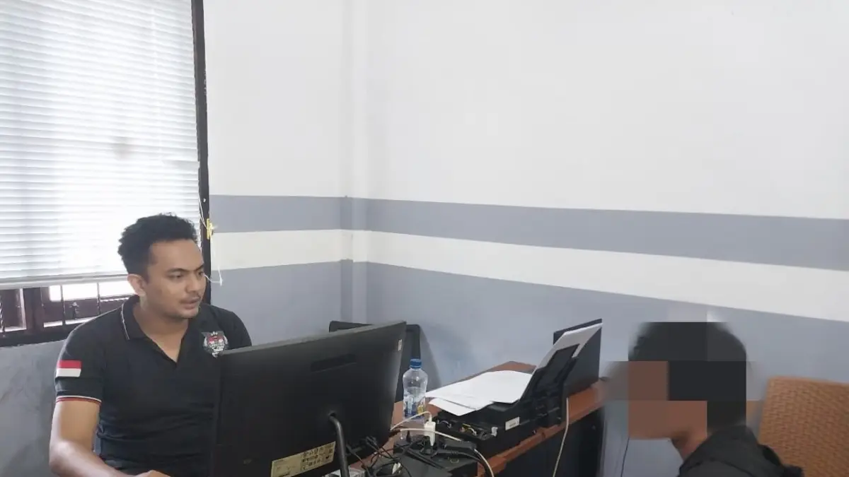 SUDAH JADI TERSANGKA: Pria berinisial RU alias Amin diperiksa penyidik Polresta Mataram usai ditangkap karena menganiaya pacarnya, Sabtu (11/7). (HARLI/LOMBOK POST)