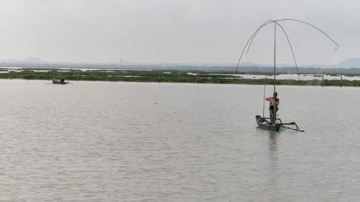 SUMBER PENDAPATAN: Aktivitas nelayan di Bendungan Batu Jai, Lombok Tengah yang masih, menjadi salah satu mata pencaharian warga sekitar. (DEWI/LOMBOK POST)