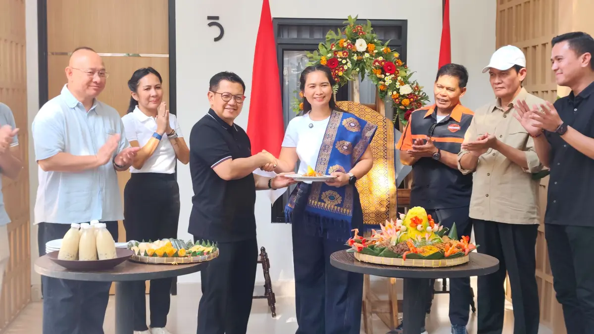 TAMBAH AKOMODASI: Wakil Menteri Pariwisata RI Ni Luh Puspa (tengah) menerima potongan tumpeng dari Plt Direktur Utama ITDC Ahmad Fajar dalam kegiatan syukuran pembangunan SADE Social Space di The Mandalika, Kuta, Pujut, Loteng, Minggu (12/7).