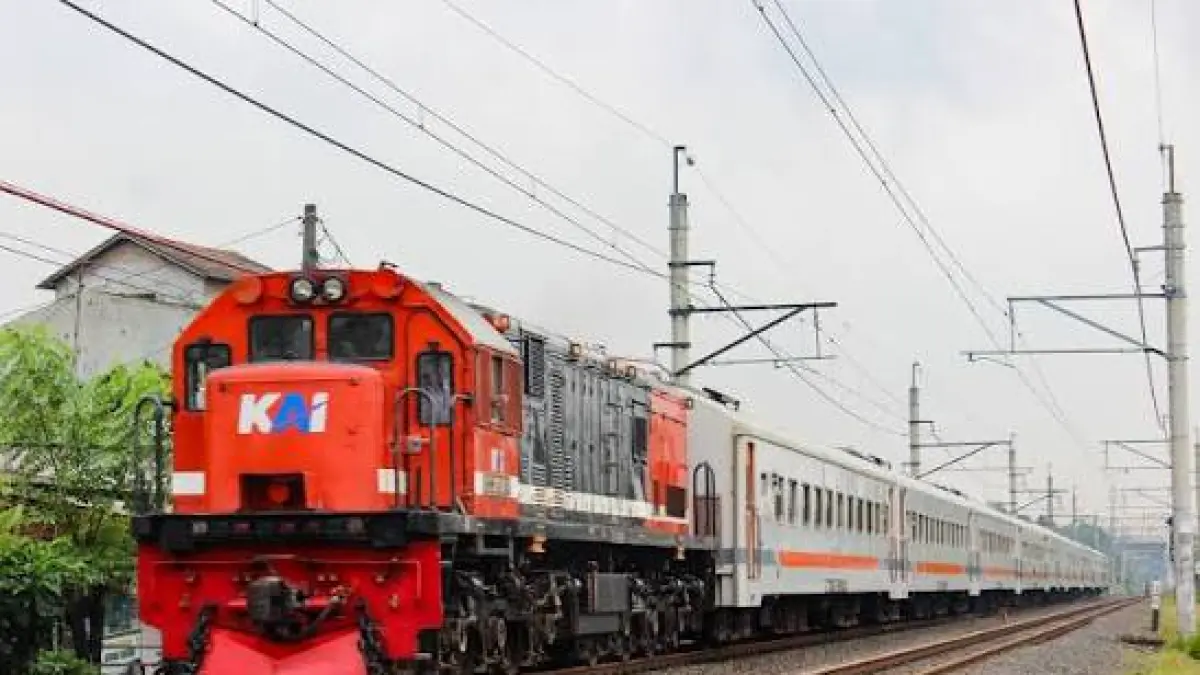 Tampilan KA Airlangga, kereta ekonomi yang melayani rute Pasar Senen–Surabaya Pasar Turi melalui jalur Pantura dengan tarif terjangkau dan waktu tempuh sekitar 12 jam.
