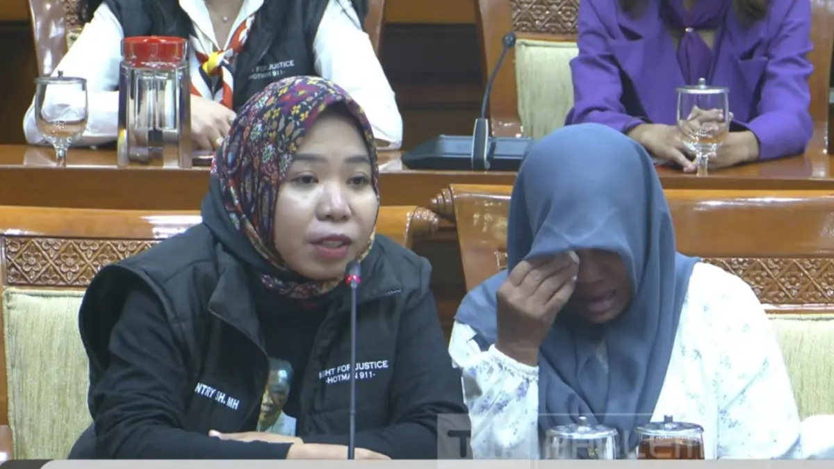 Tangkapan layar channel Youtube TVRParlemen, tangis ibu santri Lombok Tengah yang dibakar dan meninggal dunia oleh pelaku santri senior pecah di DPR RI, Jakarta, Senin (13/7). 
