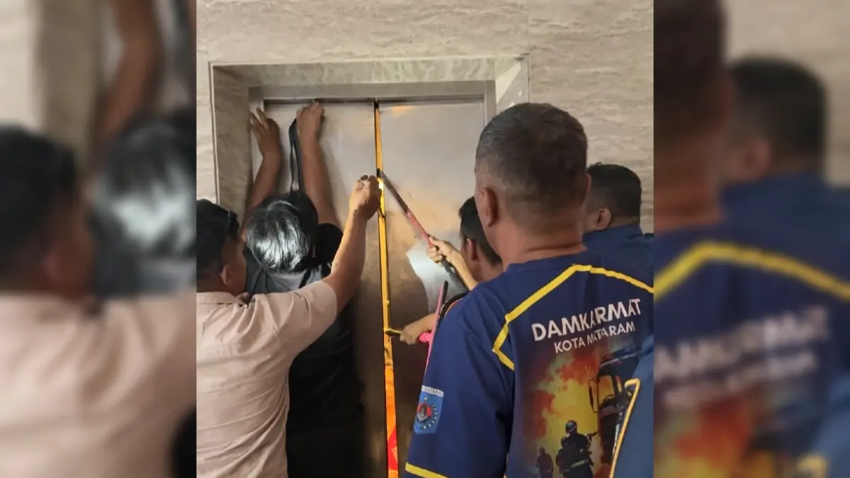 Tim Rescue Damkarmat Kota Mataram saat berupaya membuka lift hotel Fortune yang macet. 