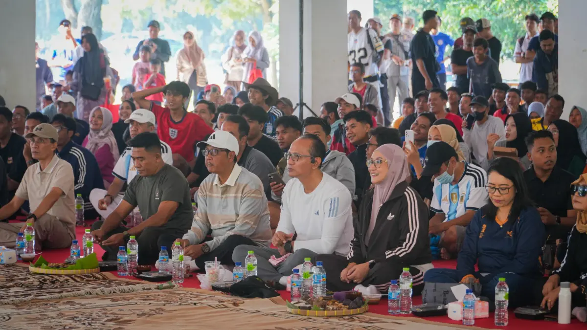 Wali Kota Mataram Mohan Roliskana didampingi istri Kinnastri Mohan Roliskana, Sekda Lalu Alwan Basri, dan pejabat lainnya nobar Piala Dunia bersama warga di RTH Pagutan, Minggu (12/7). 