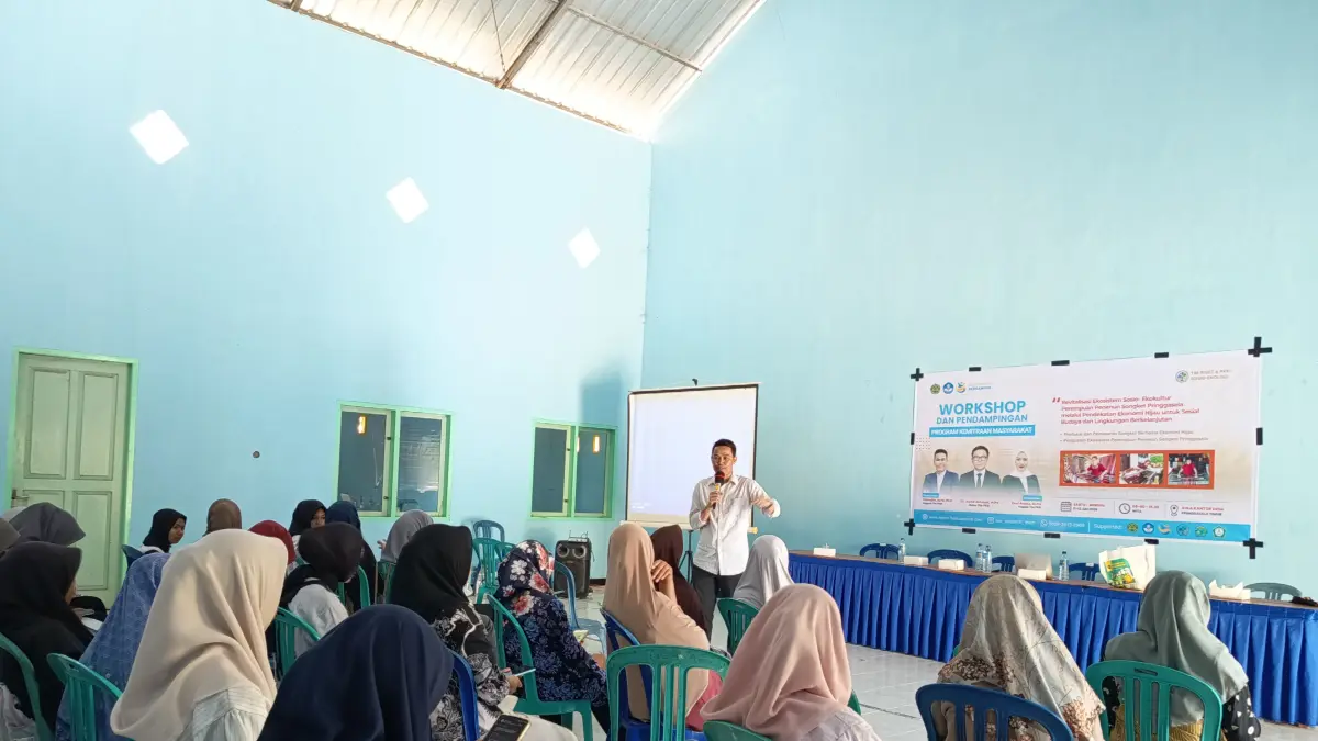 WORKSHOP: Puluhan perempuan penenun asal Desa Pringgasela Timur mengikuti workshop produksi dan pemasaran tenun.